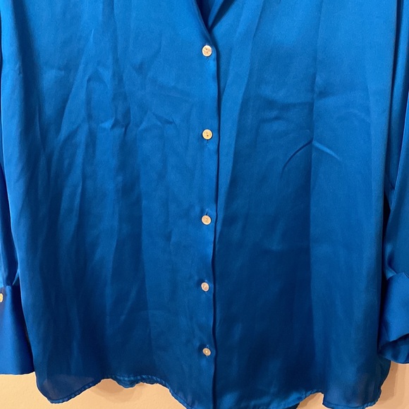 Zara.  satin shirts size extra, small blue button - Picture 10 of 11